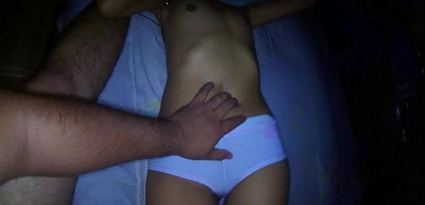  Dando masaje erotico a mi hermana y jugando con su hermoso culo ella es muy sexy